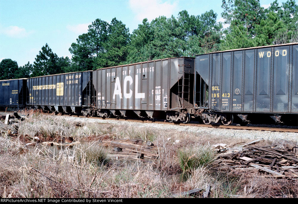 Woochip hoppers on SM including ACL #84900 and SCL 195413